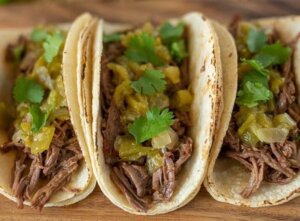 Carne deshebrada mexicana y tacos