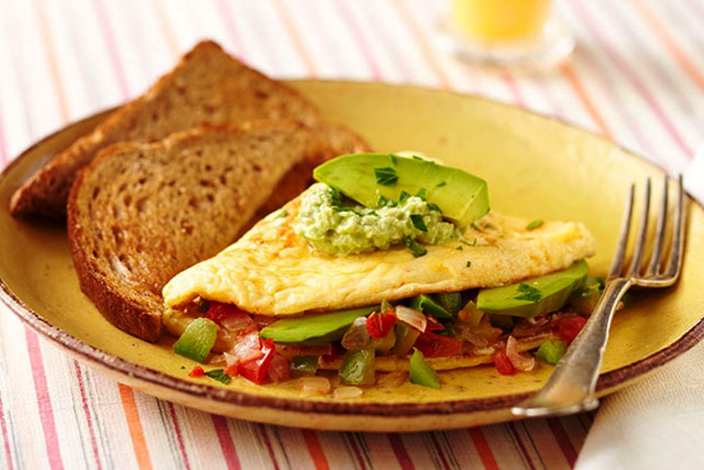 Receta de omelette con pico de gallo y aguacate - Recetas de México